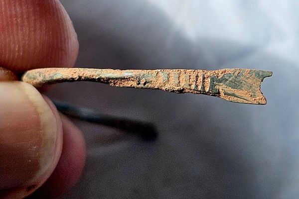 Uma pulseira de liga de cobre descoberta no local da escavação de uma rica vila em Devon, no sudoeste do Reino Unido Uma pulseira de liga de cobre descoberta no local da escavação de uma rica vila em Devon, no sudoeste do Reino Unido - Sputnik Brasil