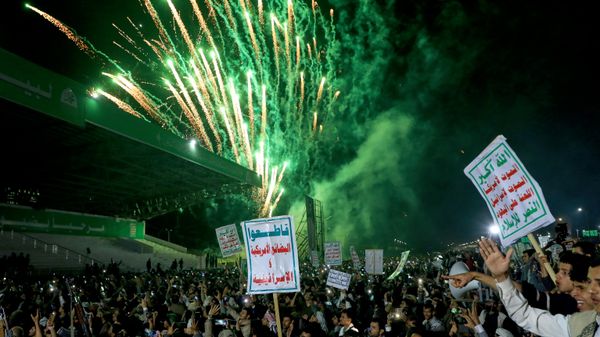 Fogos de artifício explodem enquanto apoiadores houthis se reúnem em protesto contra a coalizão liderada pela Arábia Saudita em Sanaa, no Iêmen - Sputnik Brasil