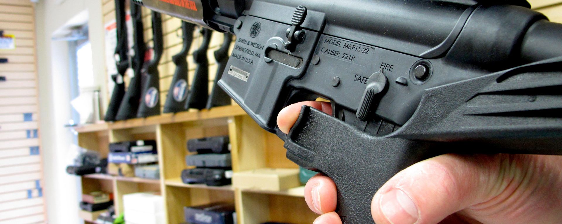 Funcionário de loja de armas em Raleigh, na Carolina do Norte, Estados Unidos, empunha arma em 1º de fevereiro de 2013 - Sputnik Brasil, 1920, 21.07.2026