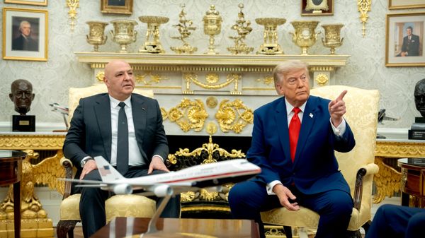 O presidente Donald Trump reúne-se com o presidente libanês Joseph Aoun no Salão Oval da Casa Branca. - Sputnik Brasil