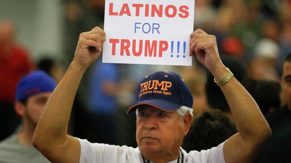 Homem segura uma placa para o então candidato republicano à presidência, Donald Trump, antes do início de um comício no Centro de Convenções de Anaheim, Califórnia, 25 de maio de 2016 - Sputnik Brasil