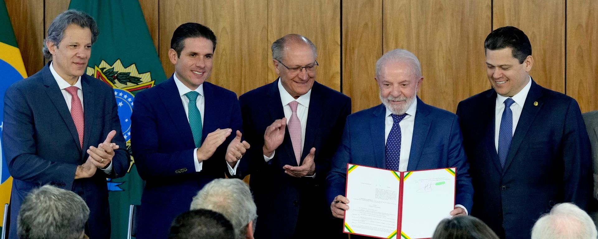 Da esquerda para a direita: Fernando Haddad, então ministro da Fazenda; o presidente da Câmara dos Deputados, Hugo Motta (Republicanos-PB); o vice-presidente Geraldo Alckmin; o presidente Luiz Inácio Lula da Silva; e o presidente do Senado, Davi Alcolumbre (União-AP). Os representantes posam para foto durante a cerimônia de assinatura do Plano Brasil Soberano, em Brasília (DF) - Sputnik Brasil, 1920, 22.07.2026