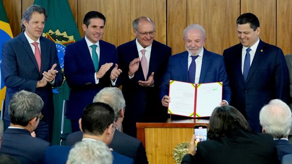 Da esquerda para a direita: Fernando Haddad, então ministro da Fazenda; o presidente da Câmara dos Deputados, Hugo Motta (Republicanos-PB); o vice-presidente Geraldo Alckmin; o presidente Luiz Inácio Lula da Silva; e o presidente do Senado, Davi Alcolumbre (União-AP). Os representantes posam para foto durante a cerimônia de assinatura do Plano Brasil Soberano, em Brasília (DF) - Sputnik Brasil