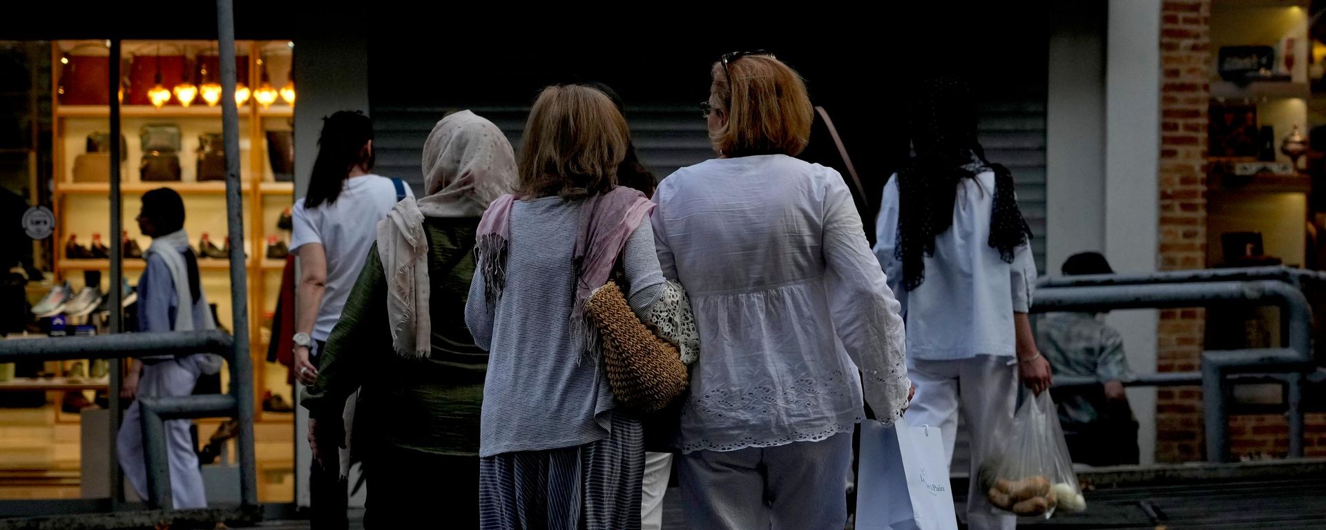 Mulheres atravessam a rua com sacolas em Teerã, capital do Irã, em 13 de julho de 2026 - Sputnik Brasil, 1920, 23.07.2026