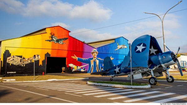 Mural mostra o pai da aviação Santos Dumont em homenagem no Museu Aeroespacial Paulista - Sputnik Brasil