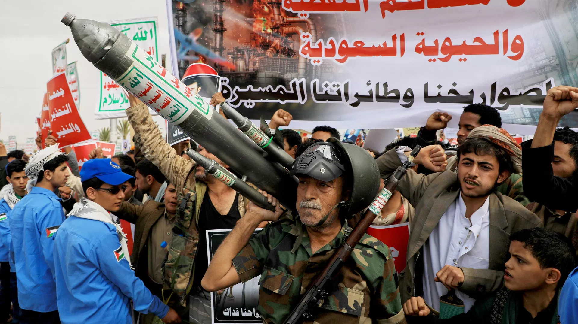 Apoiadores dos houthis realizam um ato em Sanaa contra a coalizão liderada pela Arábia Saudita. A faixa em árabe diz: Todas as instalações petrolíferas sauditas são alvos de nossos mísseis e drones. Iêmen, 17 de julho de 2026 Apoiadores dos houthis realizam um ato em Sanaa contra a coalizão liderada pela Arábia Saudita. A faixa em árabe diz: Todas as instalações petrolíferas sauditas são alvos de nossos mísseis e drones. Iêmen, 17 de julho de 2026 - Sputnik Brasil, 1920, 22.07.2026