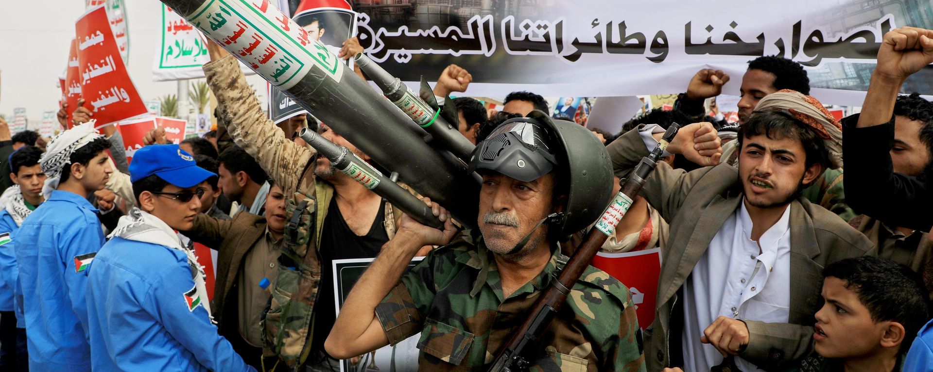 Apoiadores dos houthis realizam um ato em Sanaa contra a coalizão liderada pela Arábia Saudita. A faixa em árabe diz: Todas as instalações petrolíferas sauditas são alvos de nossos mísseis e drones. Iêmen, 17 de julho de 2026 - Sputnik Brasil, 1920, 22.07.2026
