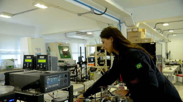 A pesquisadora Cristiane Mesquita demonstra equipamento para criação da Ilha de policogeração sustentável, capaz de gerar eletricidade, água destilada, biocombustível e outros insumos na COPPE/UFRJ. Projeto é financiado por empresas e conta com apoio da Marinha - Sputnik Brasil