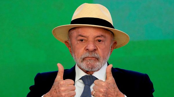 O presidente do Brasil, Luiz Inácio Lula da Silva, faz sinal de positivo durante cerimônia de assinatura de um projeto de lei que destina recursos para linhas de crédito, no âmbito de um programa de apoio a empresas brasileiras afetadas pelo tarifaço dos EUA. Brasília, Brasil, 22 de julho de 2026 - Sputnik Brasil