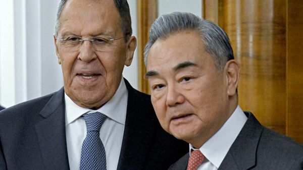 O ministro das Relações Exteriores da Rússia, Sergey Lavrov, e o ministro das Relações Exteriores da China, Wang Yi (à direita)
 - Sputnik Brasil