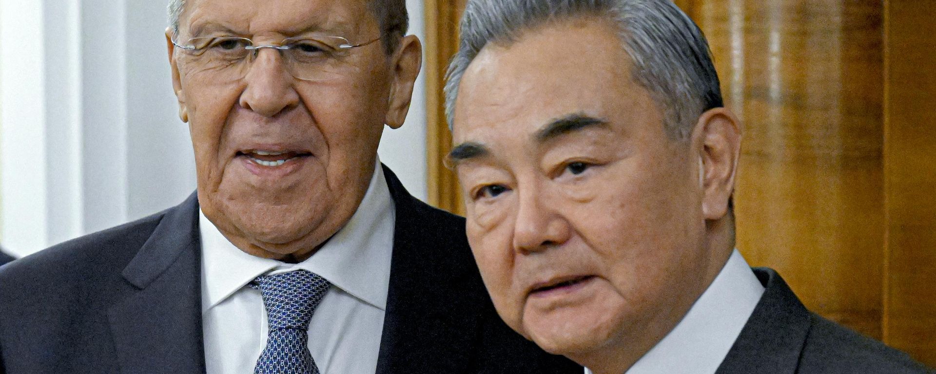 O ministro das Relações Exteriores da Rússia, Sergey Lavrov, e o ministro das Relações Exteriores da China, Wang Yi (à direita)
 - Sputnik Brasil, 1920, 24.07.2026