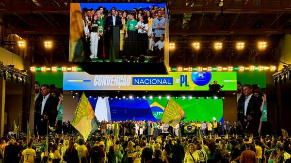 Flávio Bolsonaro oficializa candidatura a presidente com apoio de Milei em SP. - Sputnik Brasil