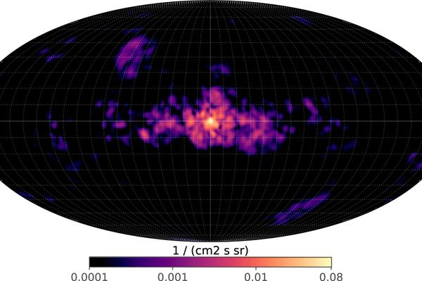 Imagem reconstruída da emissão da linha de 511 keV obtida a partir dos 20 anos de dados do espectrômetro de raios gama (SPI, na sigla em inglês) do observatório espacial INTEGRAL. A imagem está apresentada em coordenadas galácticas. Vários pontos escuros ao redor do centro da Via Láctea — como o localizado em (l, b) ≈ (353°, −4°) — são artefatos comuns do processo de desconvolução da imagem - Sputnik Brasil