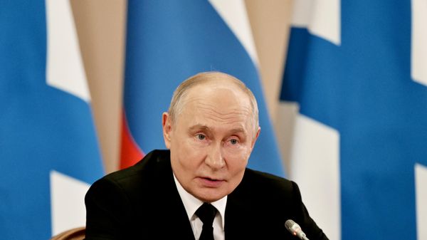 Neste domingo (26), o presidente Vladimir Putin chegou a São Petersburgo para participar das celebrações do Dia da Marinha da Rússia. - Sputnik Brasil