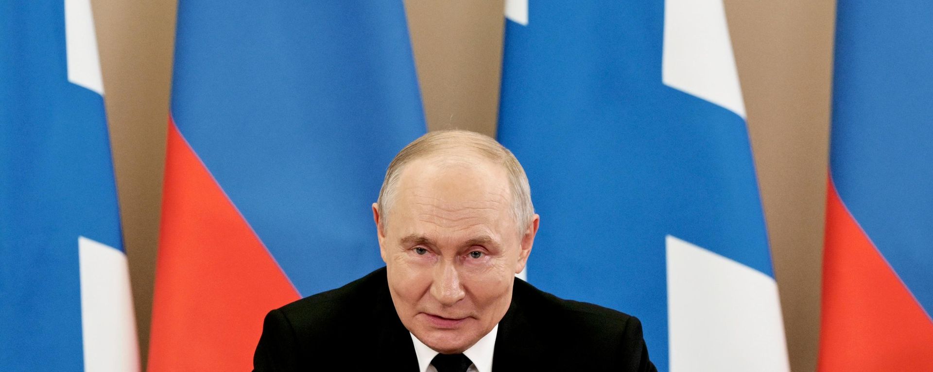 O presidente Vladimir Putin chegou a São Petersburgo para participar das celebrações do Dia da Marinha da Rússia. - Sputnik Brasil, 1920, 26.07.2026