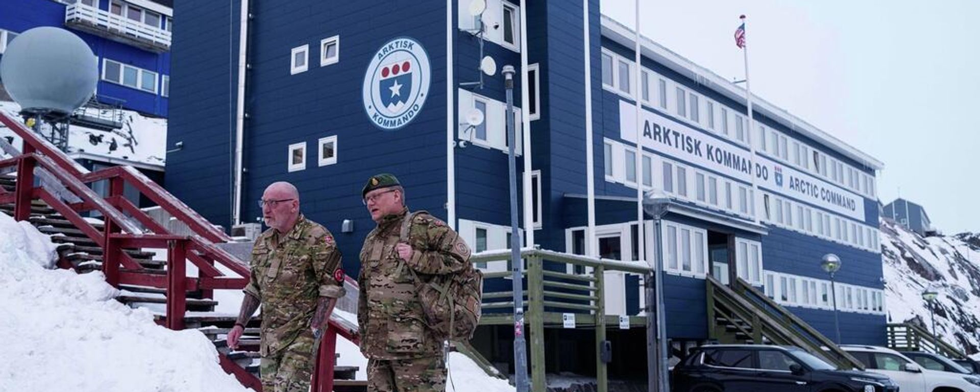 Militares dinamarqueses caminham em frente ao centro do Comando Conjunto do Ártico em Nuuk, Groenlândia, 16 de janeiro de 2026 - Sputnik Brasil, 1920, 27.07.2026