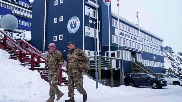 Militares dinamarqueses caminham em frente ao centro do Comando Conjunto do Ártico em Nuuk, Groenlândia, 16 de janeiro de 2026 - Sputnik Brasil