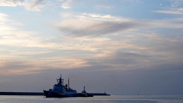 Um navio de guerra chinês, participando de um exercício naval conjunto com o Irã e a Rússia, chega ao porto de Shahid Beheshti em Chabahar, no golfo de Omã, Irã, 11 de março de 2025 - Sputnik Brasil