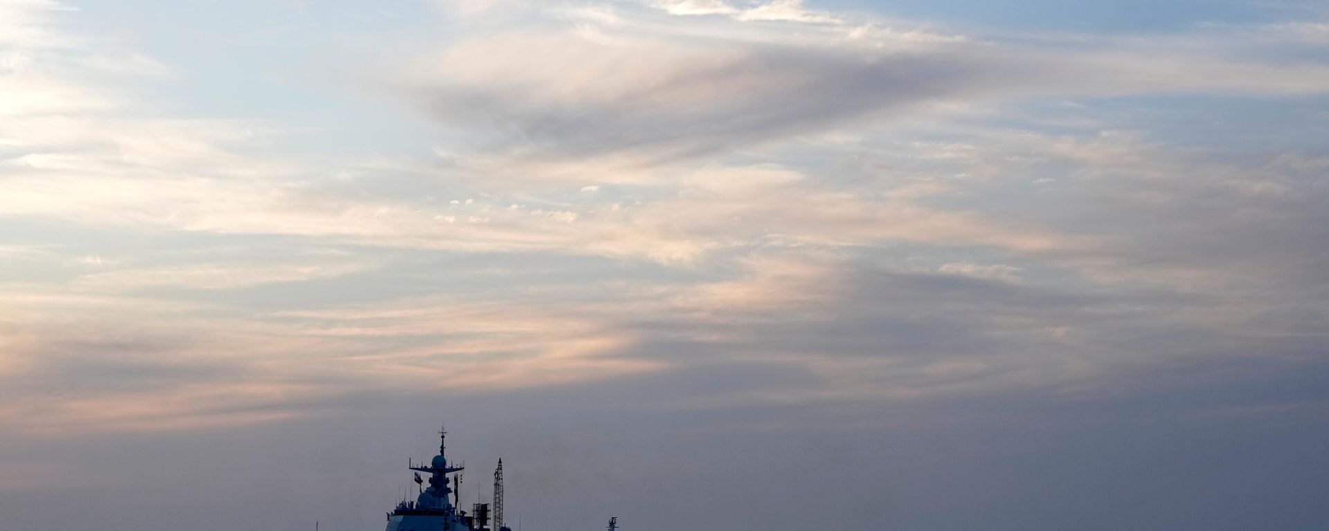 Um navio de guerra chinês, participando de um exercício naval conjunto com o Irã e a Rússia, chega ao porto de Shahid Beheshti em Chabahar, no golfo de Omã, Irã, 11 de março de 2025 - Sputnik Brasil, 1920, 27.07.2026