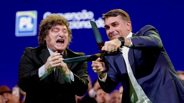 O senador brasileiro Flávio Bolsonaro (à direita) manuseia uma tesoura gigante, acompanhado pelo presidente da Argentina, Javier Milei, durante a convenção do Partido Liberal em São Paulo, na qual Bolsonaro foi confirmado como candidato do partido à Presidência - Sputnik Brasil