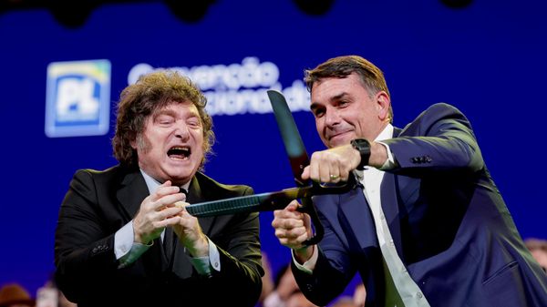 O presidente da Argentina, Javier Milei (à esquerda), participa da convenção do PL que oficializou a candidatura de Flávio Bolsonaro à presidência do Brasil nas eleições de 2026, em 25 de julho - Sputnik Brasil