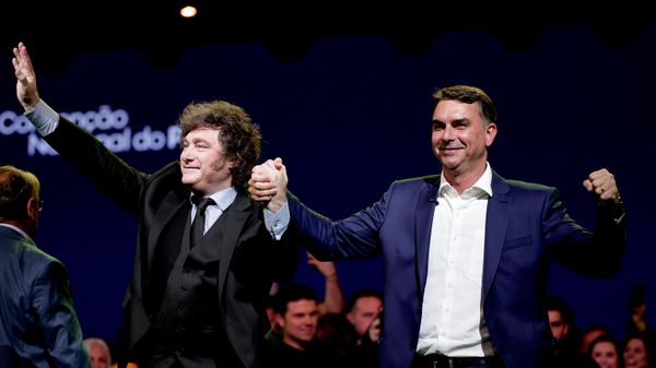 O presidente da Argentina, Javier Milei (à esquerda), em participação na convenção do PL, que oficializou a candidatura de Flávio Bolsonaro (à direita) à disputa pela Presidência do Brasil nas eleições de 2026, em 25 de julho de 2026 - Sputnik Brasil