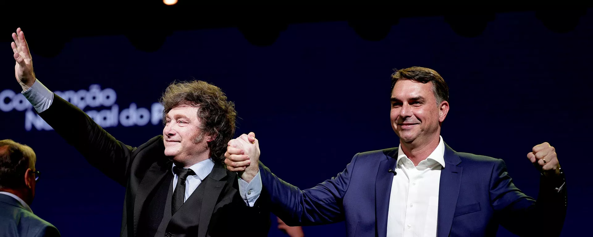 O presidente da Argentina, Javier Milei (à esquerda), em participação na convenção do PL, que oficializou a candidatura de Flávio Bolsonaro (à direita) à disputa pela Presidência do Brasil nas eleições de 2026, em 25 de julho de 2026 - Sputnik Brasil, 1920, 27.07.2026