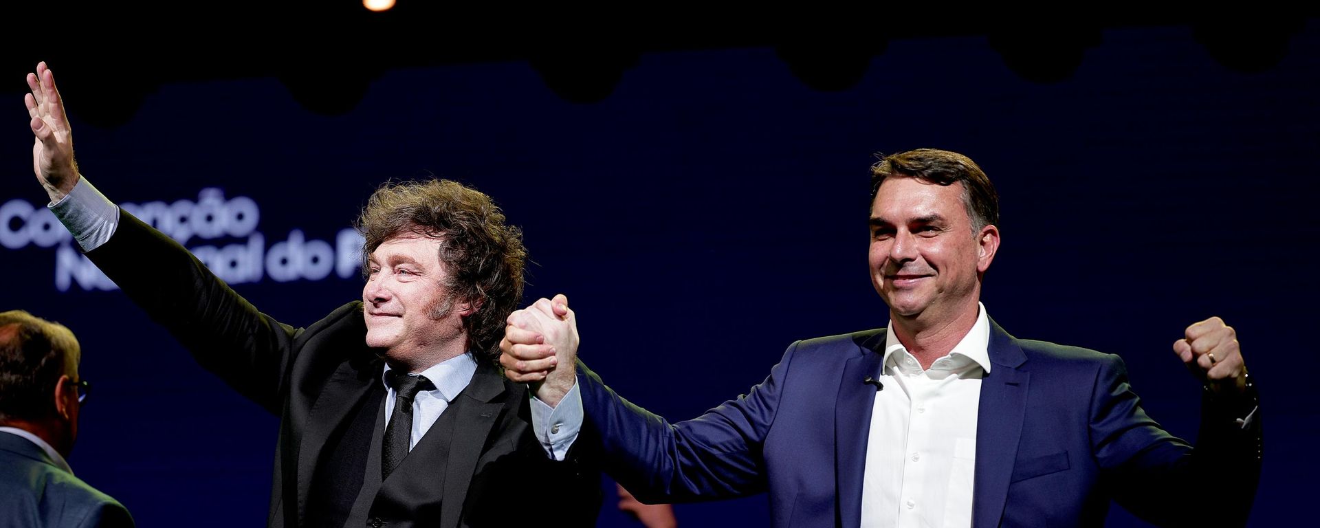 O presidente da Argentina, Javier Milei (à esquerda), em participação na convenção do PL, que oficializou a candidatura de Flávio Bolsonaro (à direita) à disputa pela Presidência do Brasil nas eleições de 2026, em 25 de julho de 2026 - Sputnik Brasil, 1920, 27.07.2026