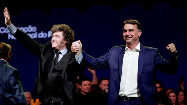 O presidente da Argentina, Javier Milei (à esquerda), em participação na convenção do PL, que oficializou a candidatura de Flávio Bolsonaro (à direita) à disputa pela Presidência do Brasil nas eleições de 2026, em 25 de julho de 2026 - Sputnik Brasil