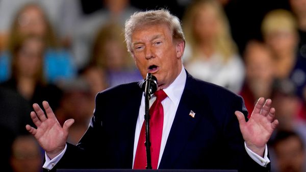 O presidente dos Estados Unidos, Donald Trump, durante discurso em Milford, Michigan, em 27 de julho de 2026 - Sputnik Brasil