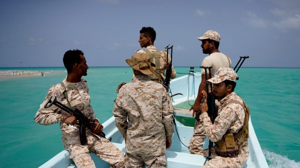 Soldados iemenitas patrulham o estratégico estreito de Bab el-Mandeb, Iêmen, em 5 de abril de 2026 - Sputnik Brasil