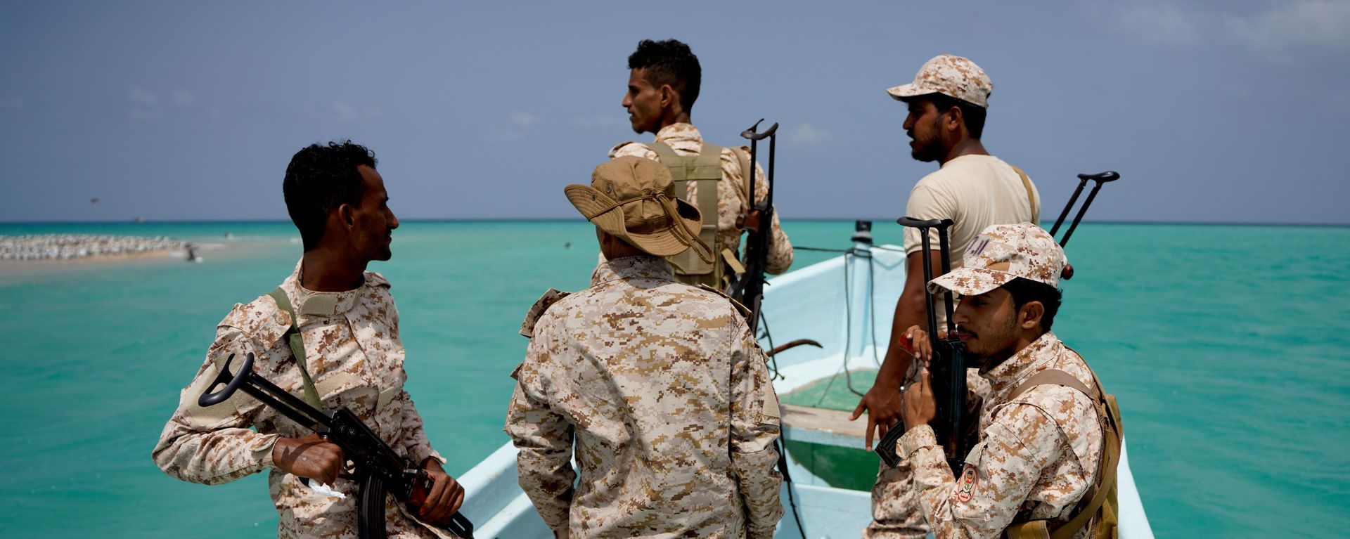 Soldados iemenitas patrulham o estratégico estreito de Bab el-Mandeb, Iêmen, em 5 de abril de 2026 - Sputnik Brasil, 1920, 27.07.2026