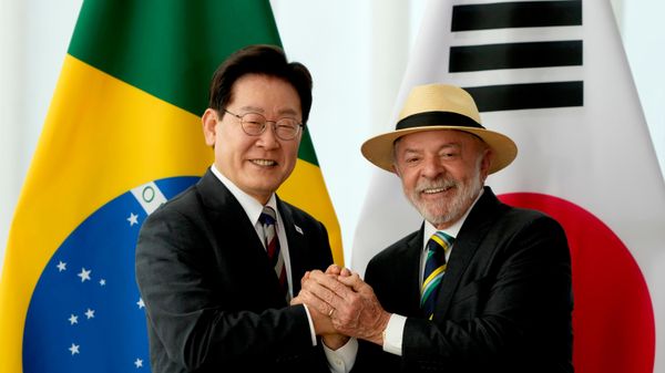 O presidente sul-coreano Lee Jae-myung (E), cumprimenta o presidente brasileiro Luiz Inácio Lula da Silva no Palácio da Alvorada, antes de uma reunião bilateral em Brasília, Brasil, 27 de julho de 2026 - Sputnik Brasil