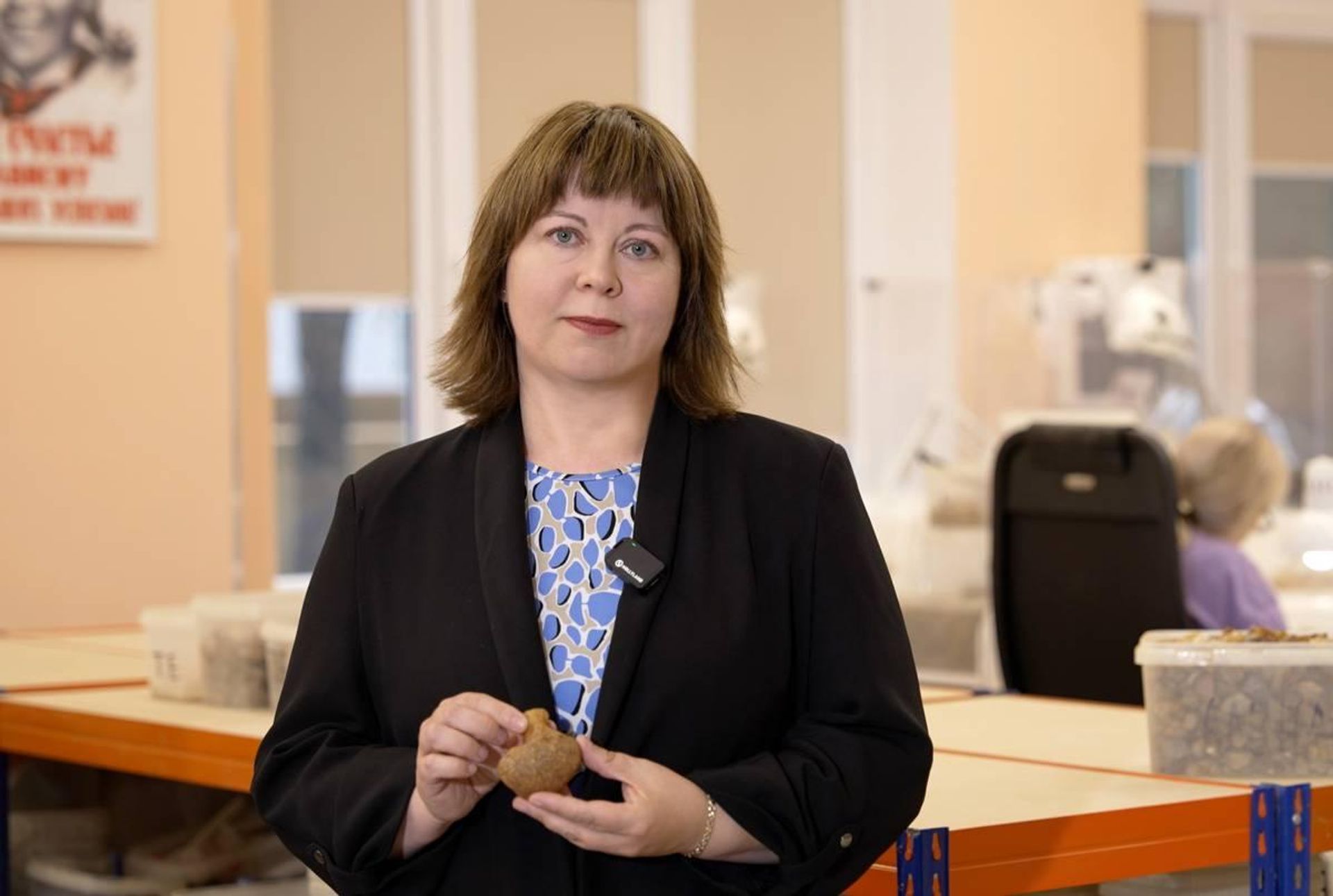 Anna Dugina, gemóloga da Fábrica de Âmbar de Kaliningrado, com uma gota de âmbar única