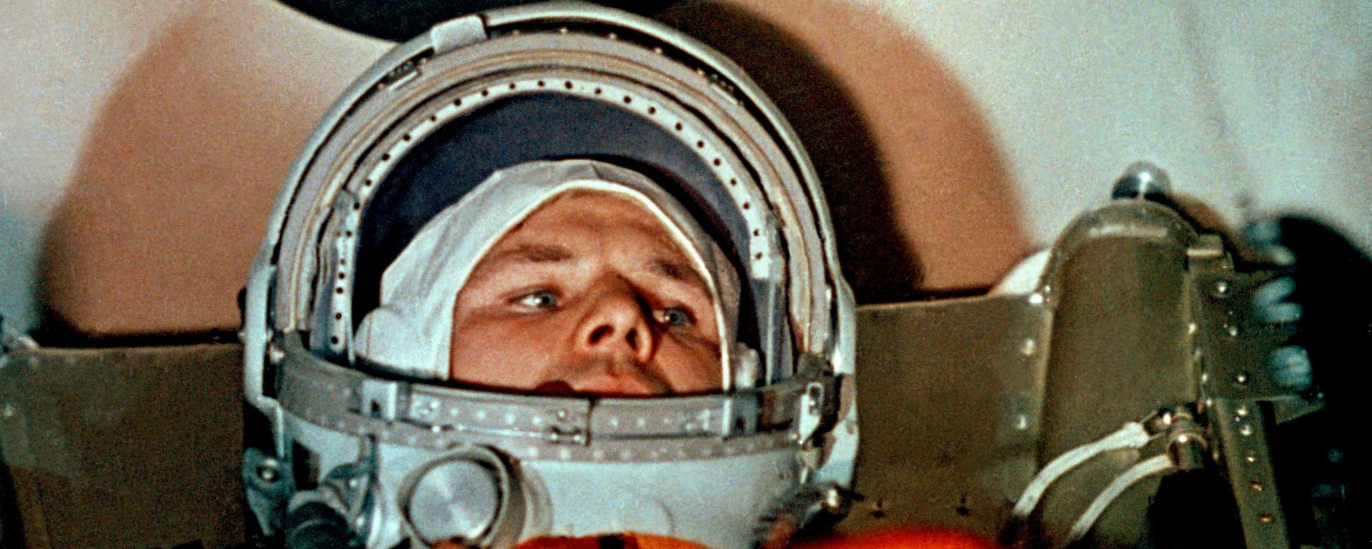 O cosmonauta Yuri Gagarin na cabine da espaçonave Vostok-1 antes do lançamento histórico do primeiro homem ao espaço. Cosmódromo de Baikonur, União Soviética, 12 de abril de 1961 - Sputnik Brasil, 1920, 29.07.2026