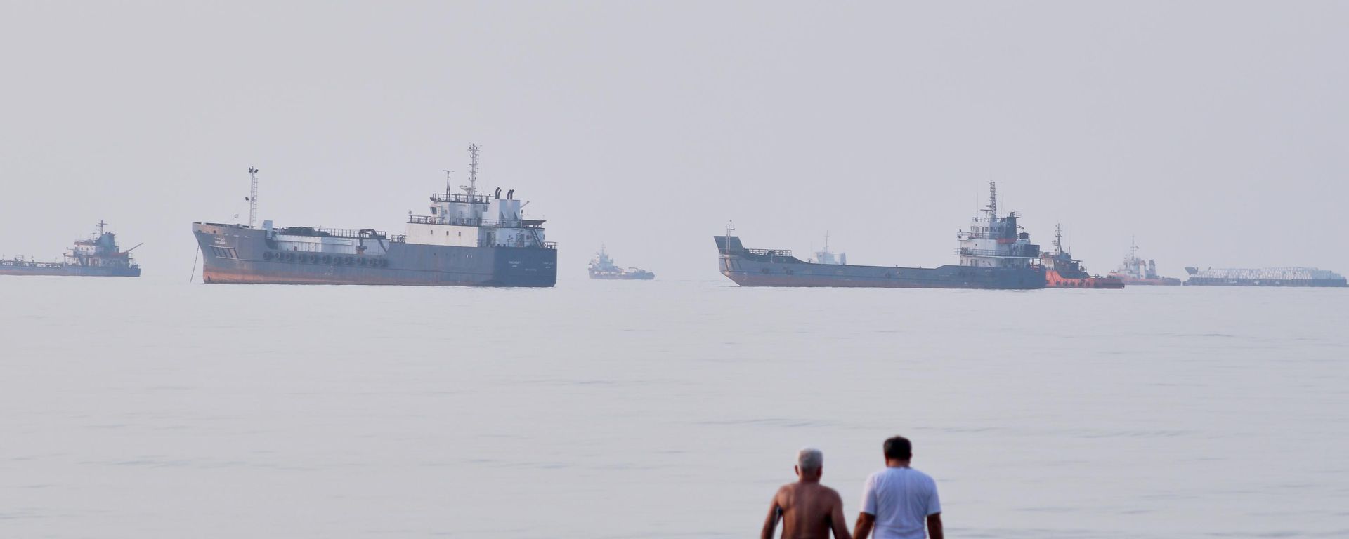 Embarcações estão ancoradas ao longo do estreito de Ormuz, que permanece fechado por ordens do Irã, em 12 de julho de 2026 - Sputnik Brasil, 1920, 04.08.2026
