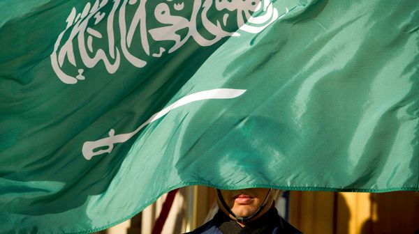 Um membro da guarda de honra aparece coberto pela bandeira da Arábia Saudita, em Washington, D.C., nos EUA, em 2 de março de 2018 - Sputnik Brasil