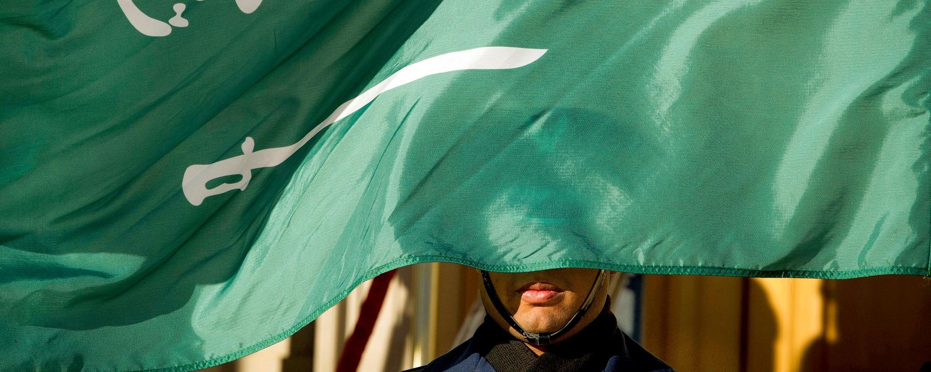 Um membro da guarda de honra aparece coberto pela bandeira da Arábia Saudita, em Washington, D.C., nos EUA, em 2 de março de 2018 - Sputnik Brasil, 1920, 28.07.2026