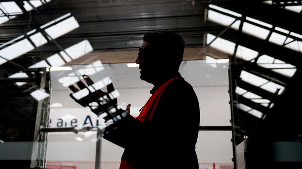 Primeiro-ministro do Reino Unido, Andy Burnham, durante anúncio de novas modalidades de ensino técnico para combater o desemprego entre os jovens, em 28 de julho de 2026 - Sputnik Brasil