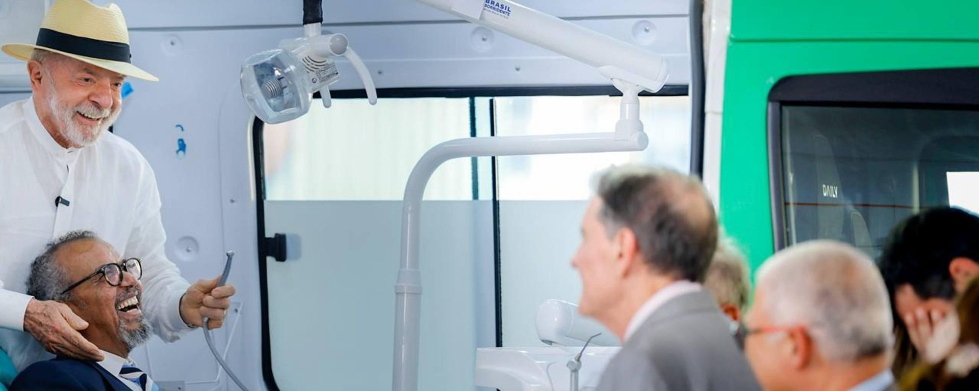 O presidente do Brasil, Luiz Inácio Lula da Silva, finge ser dentista do diretor-geral da Organização Mundial da Saúde (OMS), Tedros Adhanom, durante evento no Rio de Janeiro. Brasil, 28 de julho de 2026 - Sputnik Brasil, 1920, 28.07.2026