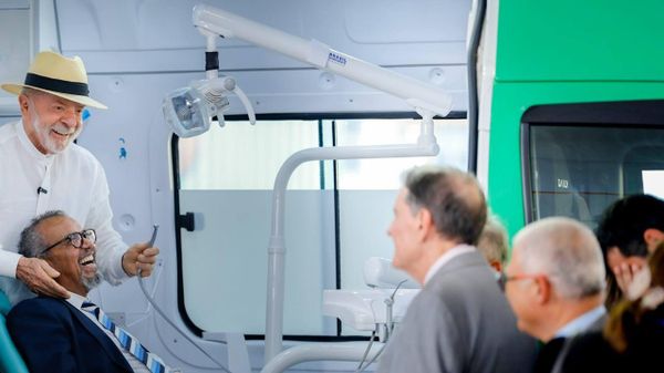 O presidente do Brasil, Luiz Inácio Lula da Silva, finge ser dentista do diretor-geral da Organização Mundial da Saúde, Tedros Adhanom, durante evento no Rio de Janeiro, em 28 de julho de 2026 - Sputnik Brasil