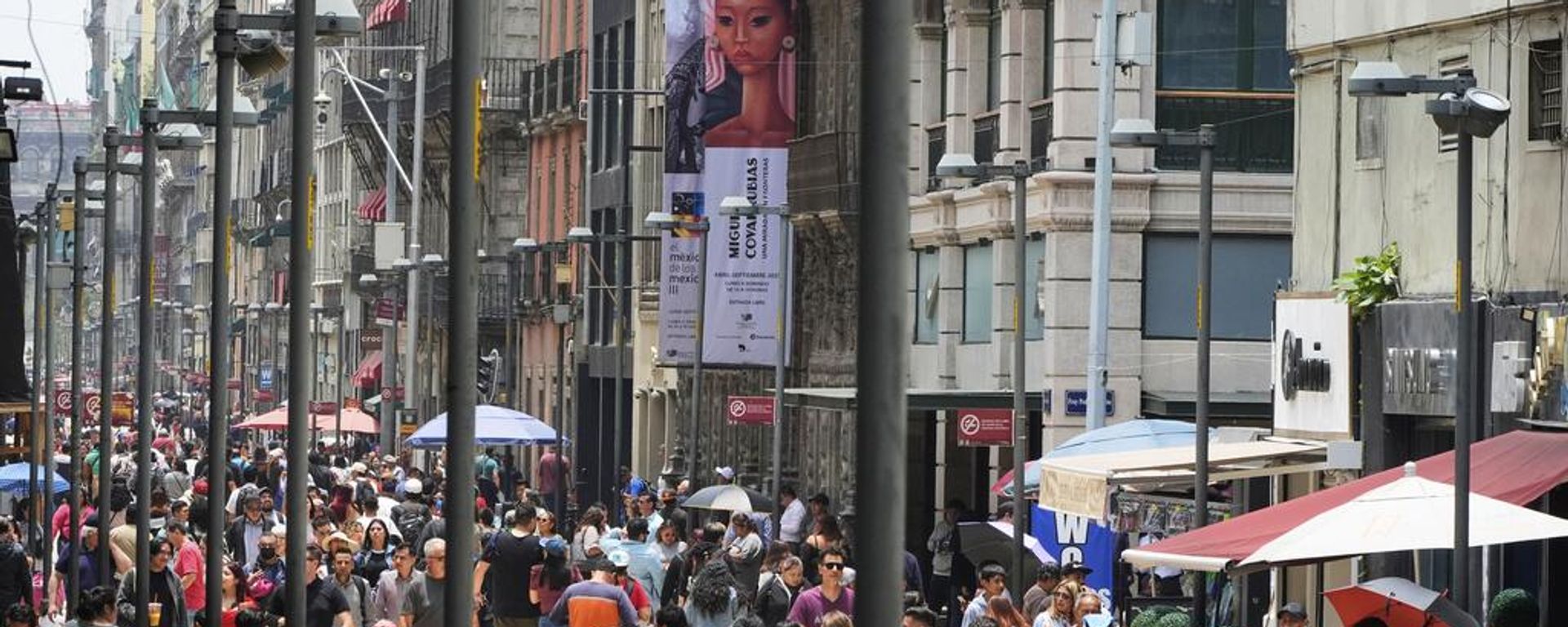 Pedestres atravessam a Avenida Francisco I. Madero no centro da Cidade do México, 10 de julho de 2025 - Sputnik Brasil, 1920, 29.07.2026