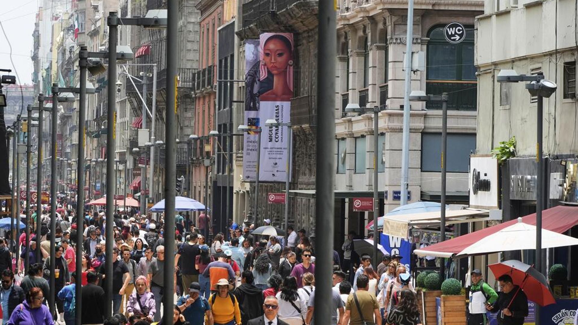 Pedestres atravessam a Avenida Francisco I. Madero no centro da Cidade do México, 10 de julho de 2025 Pedestres atravessam a Avenida Francisco I. Madero no centro da Cidade do México, 10 de julho de 2025 - Sputnik Brasil, 1920, 29.07.2026