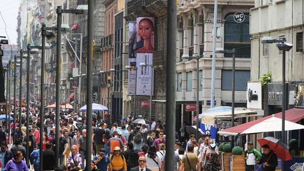 Pedestres atravessam a Avenida Francisco I. Madero no centro da Cidade do México, 10 de julho de 2025 - Sputnik Brasil