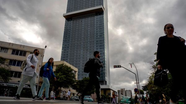 Pessoas caminham em frente ao novo hotel Selection La Habana, administrado pela rede espanhola Iberostar, em Havana, Cuba, 24 de janeiro de 2025 - Sputnik Brasil