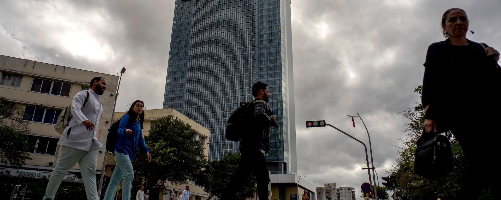 Pessoas caminham em frente ao novo hotel Selection La Habana, administrado pela rede espanhola Iberostar, em Havana, Cuba, 24 de janeiro de 2025 - Sputnik Brasil, 1920, 15.10.2026