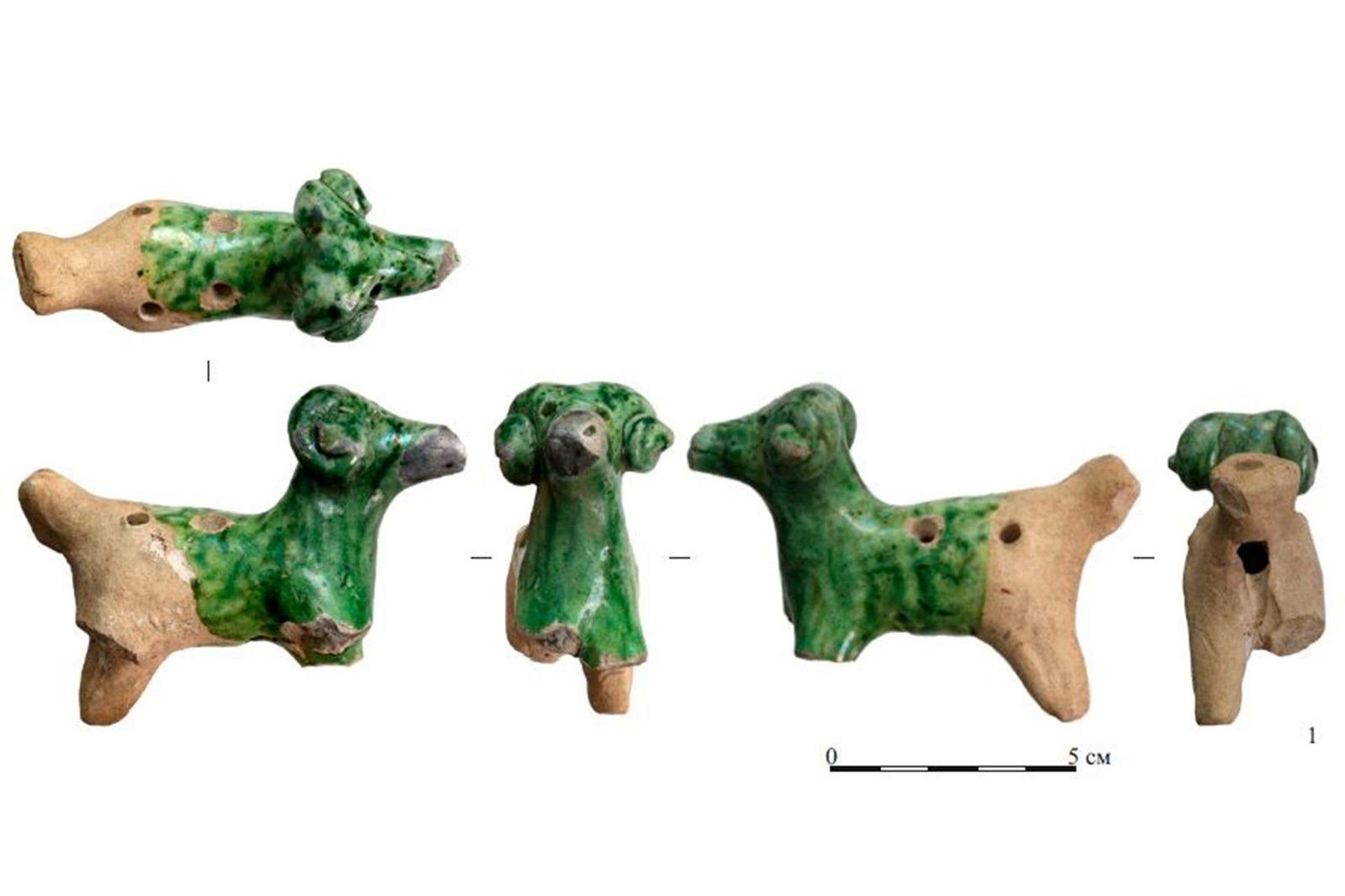Brinquedo-apito do século XVII em forma de cordeiro de argila branca coberto com esmalte verde, Moscou, Rússia Brinquedo-apito do século XVII em forma de cordeiro de argila branca coberto com esmalte verde, Moscou, Rússia
