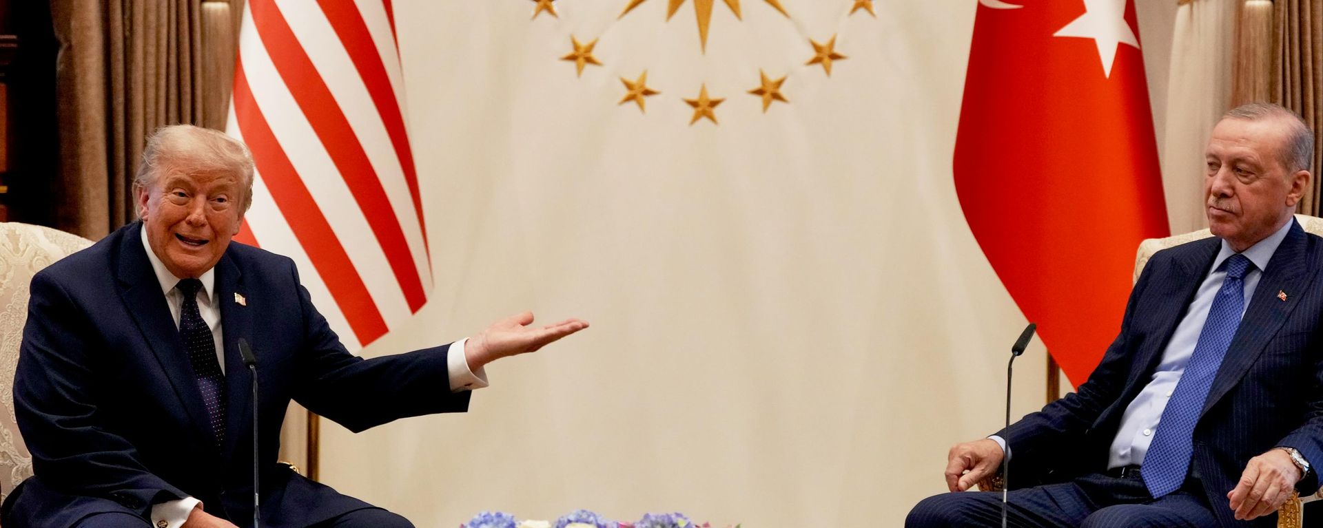 O presidente dos Estados Unidos, Donald Trump, durante reunião bilateral com seu homólogo turco, Recep Tayyip Erdogan, à margem da cúpula da Organização do Tratado do Atlântico Norte (OTAN) em Ancara, na Turquia - Sputnik Brasil, 1920, 30.07.2026