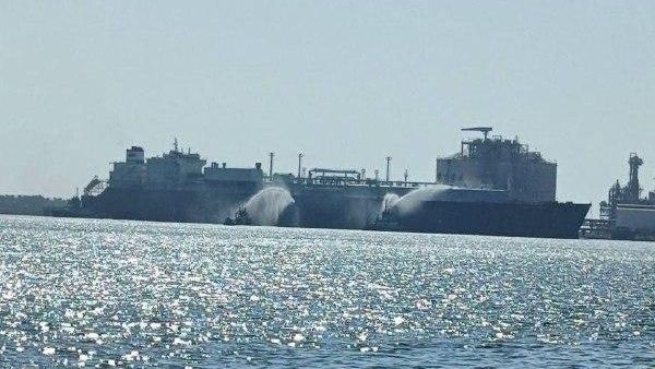 Embarcações apagam incêndio de navios no porto de Damietta, no Egito, em 29 de julho de 2026 - Sputnik Brasil