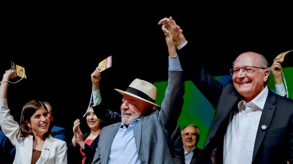 O presidente do Brasil, Luiz Inácio Lula da Silva, e o vice-presidente do Brasil, Geraldo Alckmin, erguem seus braços durante convenção nacional do PSB, em Brasília (DF), em 29 de julho de 2026 - Sputnik Brasil